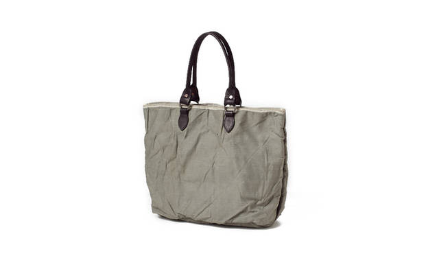 <strong>T.K GARMENT SUPPLY | ティーケー ガーメント サプライ<br>スクエアー TOTE BAG</strong><br><br>デットストックのイタリアンベットカバーをリメイクしたトートバッグ。<br>あえて汚し加工をいれ、風合いのある手打ちリベットを使用。 