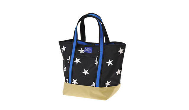 <strong>PETERS MOUNTAIN WORKS | ピーターズマウンテンワークス<br>WTP GLORY</strong><br><br>PETERS MOUNTAIN WORKSの定番トートバッグタイプ「WTP」から、実際にアメリカ国旗に使われているスターの刺繍を施した新作トートバッグ。<br>おなじみのコーデュラナイロンにスターをプラスすることで、従来のシンプルでタフな印象からポップでキャッチーな印象に。