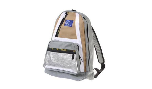 <strong>PETERS MOUNTAIN WORKS | ピーターズマウンテンワークス<br>COMBO CRAZER</strong><br><br>PETERS MOUNTAIN WORKSの定番リュックサックスタイル「COMBO」 から、新色の登場。<br>シルバーのレザーを使用したポケットをアクセントに、カモ柄のパイピングと、絶妙なカラーコンビネーションが特徴。