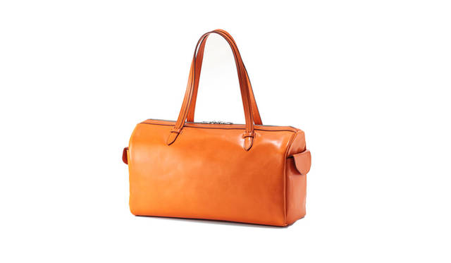 <strong>HERGOPOCH | エルゴポック<br>ミニボストン（Glaze）</strong><br><br>普段使いから出張や旅行まで幅広いシーンで活躍する絶妙サイズのボストンバッグ。<br>大容量ながらグレイズドレザー特有の軽さがポイント。本体両サイドにスナップ付きポケットと仕切りポケット、背面にも1室、計5つのポケットが完備されており機能面も充実。<br>内装にはファスナーポケット1室と仕切りポケット3室が設けられております。<br>素材の風合い生かしたシンプルなデザインと使い勝手に拘った万能ボストンです。