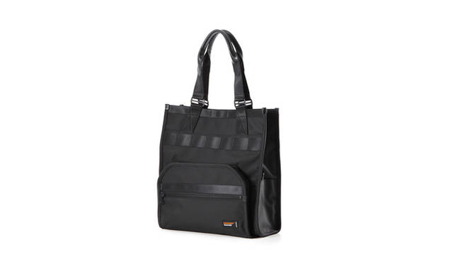 <strong>ENGAGEMENT | エンゲージメント<br>TOTE BAG</strong><br><br>スーツからカジュアルまで、どんなドレスコードにも合わせられる、スタイリッシュで機能的な縦型トートバッグ。スーツケースのハンドルにセッティングできるので、日常のビジネスシーンはもちろん、出張時の手荷物としても活躍。<br>大きなフロントポケットには、伸縮性のあるエラスティック素材の中仕切りを採用。小物をスマートかつ確実に収納できます。 