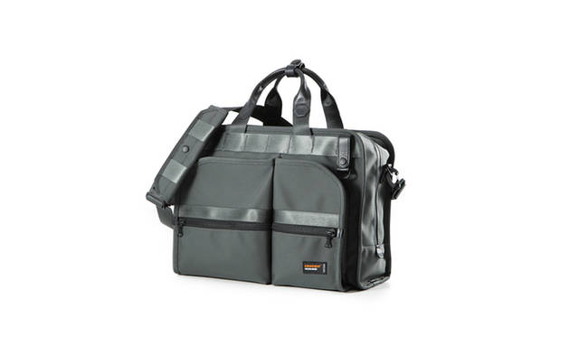 <strong>ENGAGEMENT | エンゲージメント<br>BRIEF CASE</strong><br><br>日常のビジネスシーンはもちろん、出張時にはスーツケースとセットアップして使える、マルチユースなブリーフケース。ノートPCから書類、小物までを余裕で収納する大容量の本体に加え、使いやすさにこだわった２つのフロントポケットを装備。<br>アクティヴに活躍するビジネスパーソンのための、理想的なバッグに仕上がっています。<br>本体には、優れた耐久性と撥水性／耐水性を持つオリジナル素材「Engaged Nylon」を使用しています。 