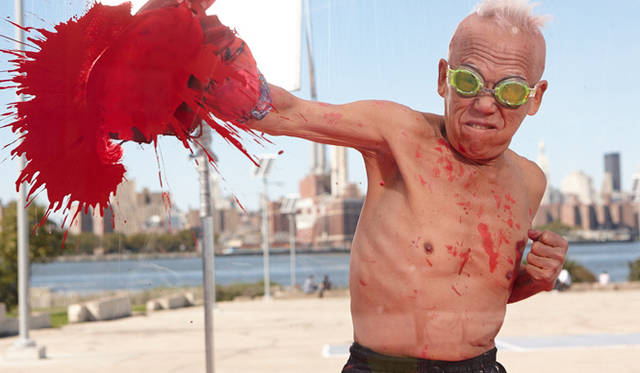cutieandtheboxer_665_04 映画の冒頭で、80歳になった「ギューちゃん」こと有司男が、彼の代名詞ともいえる“ボクシング・ペインティング”をおこなうシーンがある