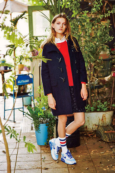 <strong>Intimate Diary｜インティメイト ダイアリー</strong>　2013-14年秋冬コレクション　DUFFLE COAT 7万5600円、CREW NECK KNIT 2万4150円、BRAND NAME BD SHIRT 1万6800円、LEOPARD PRINTED SKIRT 3万3600円