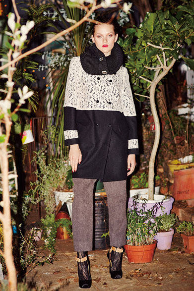 <strong>Intimate Diary｜インティメイト ダイアリー</strong>　2013-14年秋冬コレクション　NO COLLAR W COAT 7万7700円、SWITCHING PANTS 2万9400円、BIJOU SNOOD 2万9400円