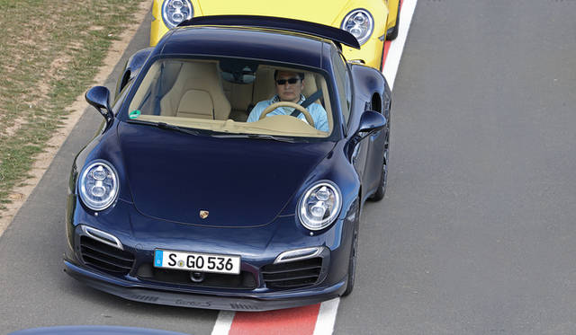 ポルシェ 911 ターボの試乗会に参加したモータージャーナリストの大谷達也氏