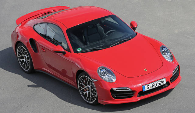 ボディサイズは全長4,506×全幅1,880×全高1,296mm、重量は911ターボが1,595 kg、911ターボSが1,605 kg