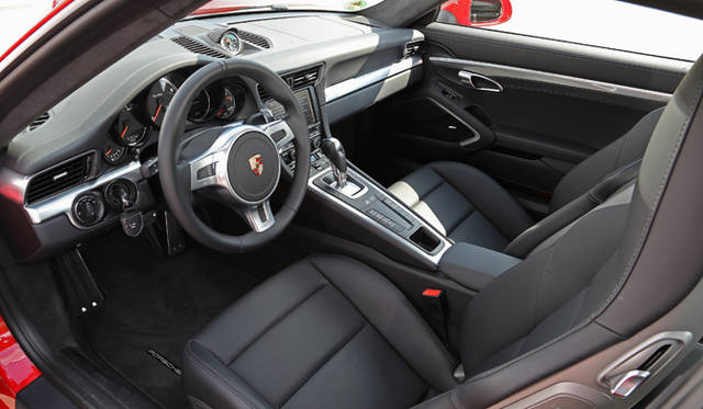 ターボといえども、インテリアはカレラに準じたデザイン