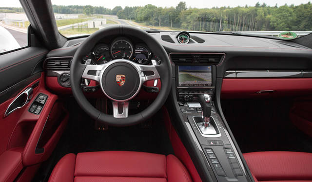 911 ターボ Sのインテリアは、専用のツートンカラーレザーインテリアが標準となる