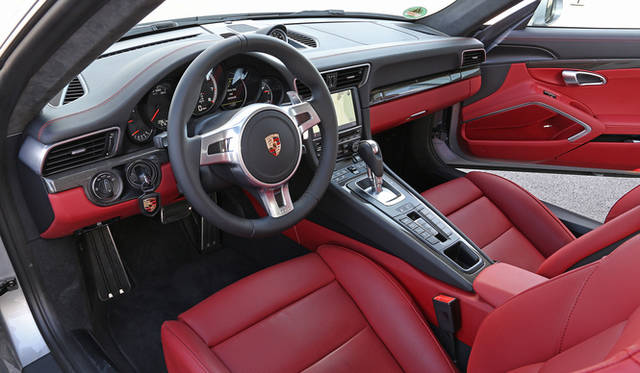 試乗会の舞台となったのは、ドイツ北部のバドドリバーグにあるビルスターベルグというコース。コースの設計にはF1サーキットのデザイナーとして名高いヘルマン・ティルケのほか、ポルシェでテストドライバーも務めるヴァルター・ロールもかかわったとされ、自然の地形を巧みに生かし、リズミカルなS字コーナーを多数配した攻めがいのあるレイアウトが特徴