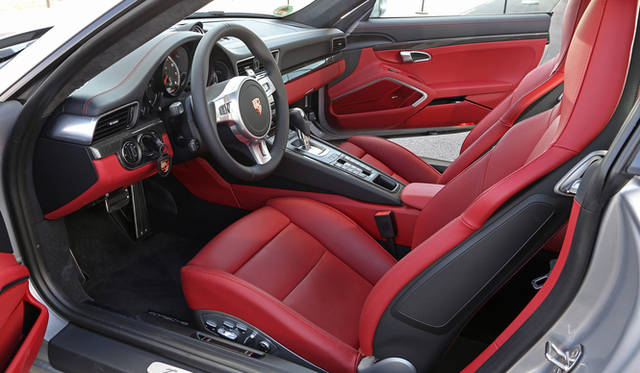 試乗会の舞台となったのは、ドイツ北部のバドドリバーグにあるビルスターベルグというコース。コースの設計にはF1サーキットのデザイナーとして名高いヘルマン・ティルケのほか、ポルシェでテストドライバーも務めるヴァルター・ロールもかかわったとされ、自然の地形を巧みに生かし、リズミカルなS字コーナーを多数配した攻めがいのあるレイアウトが特徴