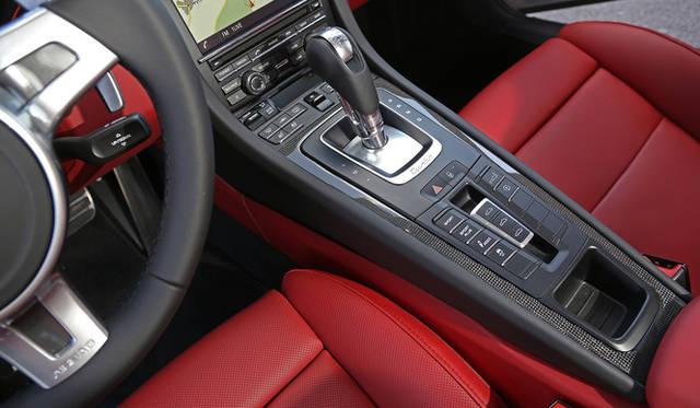 試乗会の舞台となったのは、ドイツ北部のバドドリバーグにあるビルスターベルグというコース。コースの設計にはF1サーキットのデザイナーとして名高いヘルマン・ティルケのほか、ポルシェでテストドライバーも務めるヴァルター・ロールもかかわったとされ、自然の地形を巧みに生かし、リズミカルなS字コーナーを多数配した攻めがいのあるレイアウトが特徴