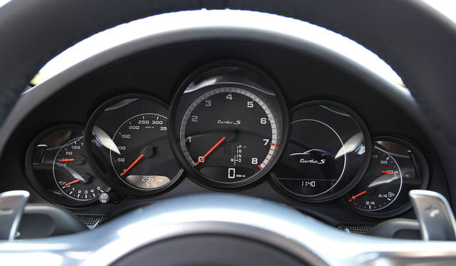 試乗会の舞台となったのは、ドイツ北部のバドドリバーグにあるビルスターベルグというコース。コースの設計にはF1サーキットのデザイナーとして名高いヘルマン・ティルケのほか、ポルシェでテストドライバーも務めるヴァルター・ロールもかかわったとされ、自然の地形を巧みに生かし、リズミカルなS字コーナーを多数配した攻めがいのあるレイアウトが特徴