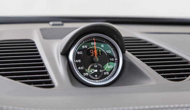 試乗会の舞台となったのは、ドイツ北部のバドドリバーグにあるビルスターベルグというコース。コースの設計にはF1サーキットのデザイナーとして名高いヘルマン・ティルケのほか、ポルシェでテストドライバーも務めるヴァルター・ロールもかかわったとされ、自然の地形を巧みに生かし、リズミカルなS字コーナーを多数配した攻めがいのあるレイアウトが特徴