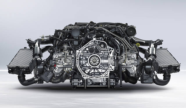 搭載されるエンジンは、3.8リッターの水平対向6気筒ターボエンジン。911 ターボは最高出力383kW（520ps）、最大トルク660Nmを発生。911 ターボSでは最高出力412kW（560ps）、最大トルク700Nmを発生する