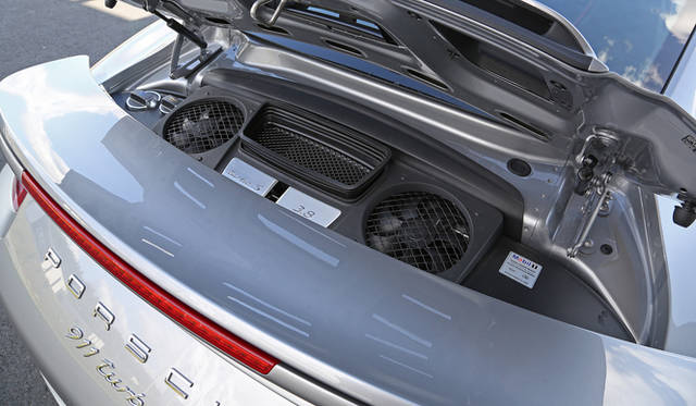 ファンには寂しい限りだが、カレラなどその他モデル同様に、エンジンの姿を直接見ることはほとんどできなくなってしまった