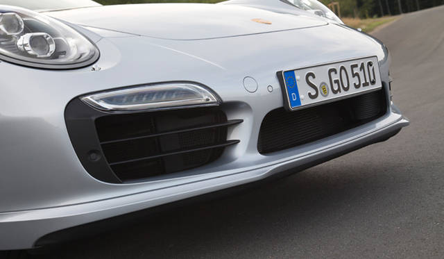 フロントバンパー下部に内蔵されるチンスボイラーは、時速120km以上で自動で展開し、ダウンフォースを発生させる。80km/h以下まで減速すると自動格納される