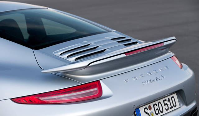 速度状況に応じて、3段階に自動調整されるリアウイング