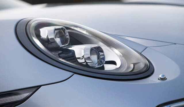 911 ターボSには標準装備され、911 ターボにはオプションとして用意される4灯式フルLEDヘッドライトは、ステアリングと連動して照射方向が変わるしくみ。ロービーム、ハイビームともにステアリングとの連動にはじめて対応した