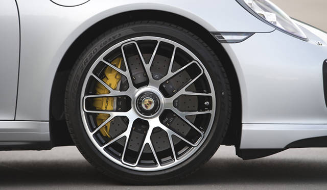 911 ターボに標準装備となる20インチ鍛造ホイール。911 ターボSではセンターロックシステムを採用する。911 ターボには62万円を追加することで装着が可能だ。タイヤサイズは911同様、フロントが245/35ZR20、リアが305/30ZR20