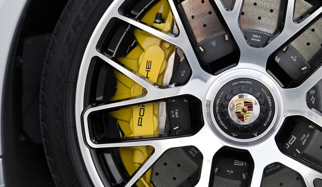 911 ターボSのブレーキには、ポルシェ セラミックコンポジット ブレーキ（PCCB）が備わる