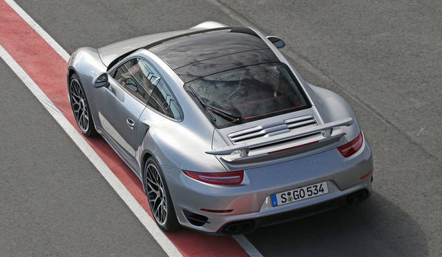 チルト／スライド式電動ガラスサンルーフ装着車。39万7000円 のオプション設定