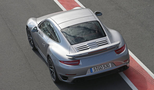 チルト／スライド式電動サンルーフ装着車。29万9000円のオプション設定