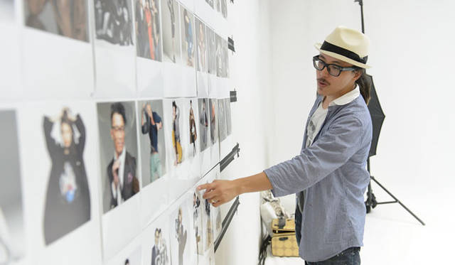 写真展「SUPER BARNEYS PHOTO EXHIBITION」　撮影済みの写真について熱弁をふるうレスリー氏
