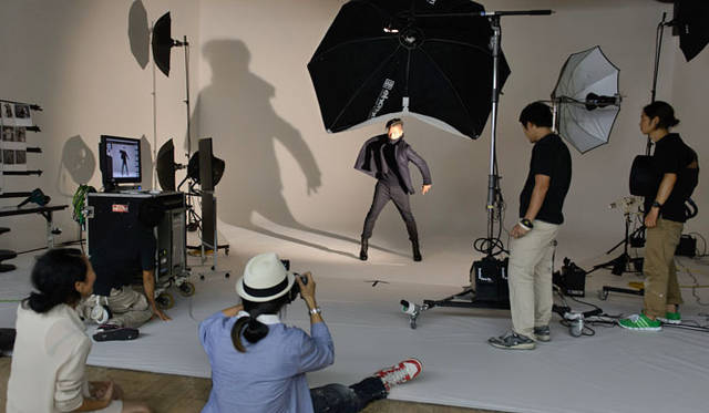 写真展「SUPER BARNEYS PHOTO EXHIBITION」　22組めのモデルは、スタイリスト桜井賢之氏