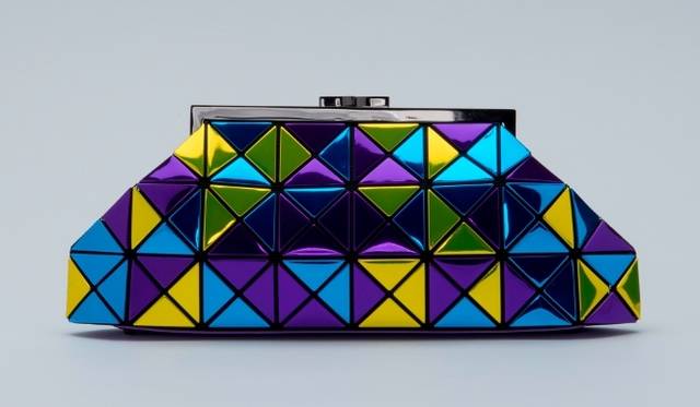 <strong>BAO BAO ISSEY MIYAKE｜バオ バオ イッセイ ミヤケ</strong>　スプツニ子！とのスペシャルコラボ「Super Moon！」発売<br /><br />クラッチバッグ[W32×H12.5×D3.5cm] 6万3000円