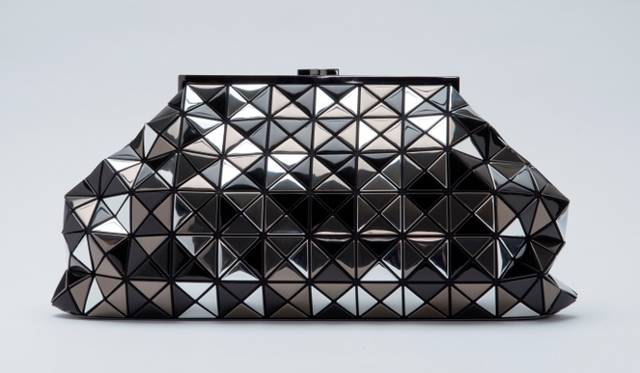 <strong>BAO BAO ISSEY MIYAKE｜バオ バオ イッセイ ミヤケ</strong>　スプツニ子！とのスペシャルコラボ「Super Moon！」発売<br /><br />クラッチバッグ[W48×H24.5×D3.5cm] 12万6000円