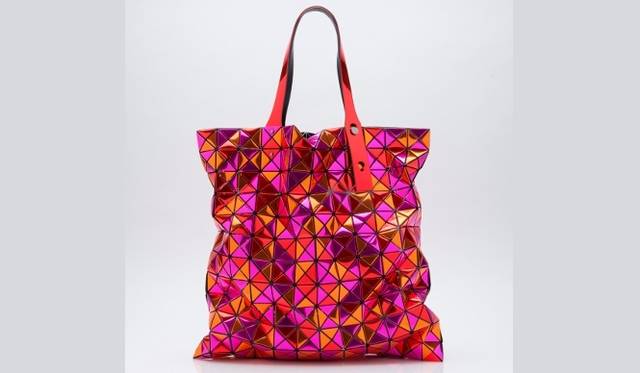 <strong>BAO BAO ISSEY MIYAKE｜バオ バオ イッセイ ミヤケ</strong>　スプツニ子！とのスペシャルコラボ「Super Moon！」発売<br /><br />トートバッグ[W47×H47cm] 12万6000円