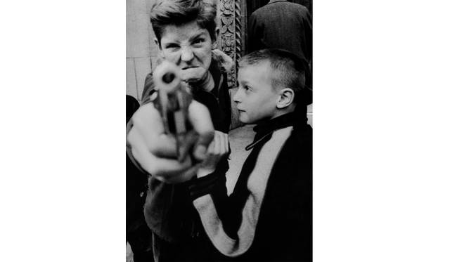 <strong>TOKYO PHOTO 2013｜出展作品を先行公開！</strong><br /><br /><strong>Akio Nagasawa Gallery+polka galerie(Tokyo/Paris)</strong><br />William Klein Gun 1, New York, 1954 Courtesy of Akio Nagasawa Gallery+polka galerie