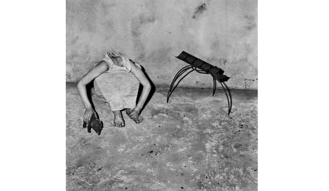 <strong>TOKYO PHOTO 2013｜出展作品を先行公開！</strong><br /><br /><strong>aura gallery (Beijing)</strong><br />Roger Ballen, Head Inside Shirt, 2001Courtesy of aura gallery ©Roger Ballen