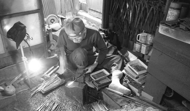 進光鋏製作所｜57年以上に渡って握り鋏を製造。鍛造から成形まで全てひとりの手作業でこなす職人は全国で5人にも満たない。三条市唯一の職人がつくる握り鋏には、守町（刃先の鋭いもの）、長刃（布の裁断用）、剣型（手芸ニット用）、網切（網の修理用）等があり、プロにも愛用されている。期間中は、鍛冶町内のまちあるきを行う。