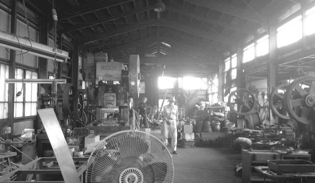 近藤製作所｜農家近在の野鍛冶として「五朗吉」を屋号に創業、のちに鍬専門の鍛造屋として代々技術を継承して100余年。各地の地域性や個人の要望に応えるオーダーメイドのほか、道具の修理・復元にも対応する。「道具の良さは作業性の良さ」と、使う程に真価が冴える確かな品質を目指す。期間中には、鍬の使い方説明と実践を行う。