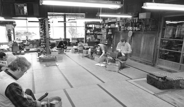 玉川堂｜燕の金属産業の礎である鎚起（ついき）銅器の老舗。1816年の創業以来300人以上の鎚起職人を輩出。1枚の銅板から職人の手でひとつずつ打ち出される銅器は、使うほど手に馴染み、味わいある光沢を帯びる。全国の百貨店での実演販売を通じてファンも多い。建物は登録有形文化財。期間中は、鎚起銅器のぐい呑製作体験を行う。