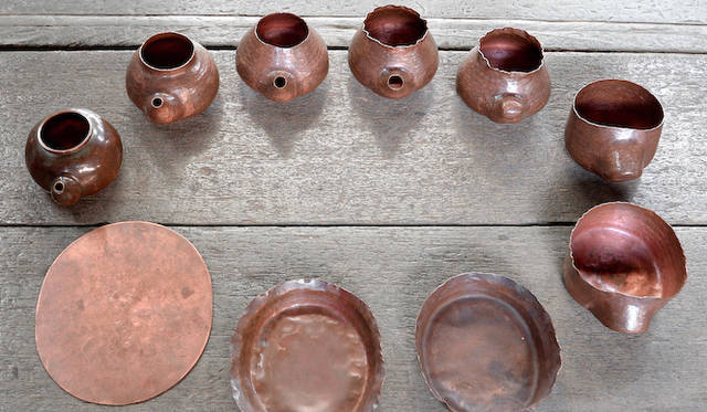 玉川堂｜燕の金属産業の礎である鎚起（ついき）銅器の老舗。1816年の創業以来300人以上の鎚起職人を輩出。1枚の銅板から職人の手でひとつずつ打ち出される銅器は、使うほど手に馴染み、味わいある光沢を帯びる。全国の百貨店での実演販売を通じてファンも多い。建物は登録有形文化財。期間中は、鎚起銅器のぐい呑製作体験を行う。