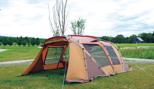 スノーピーク｜自然志向のライフスタイルを提案するアウトドア用品メーカー。1958年に金物問屋として創業した故山井幸雄が熱心なクライマーで、使い勝手が良く信頼性の高いクライミングギアの開発を始める。「徹底してユーザーの立場に立った開発とフィールドでの実証で磨かれる品質」という氏の精神を継承。期間中は、エコクラフトを実施する。