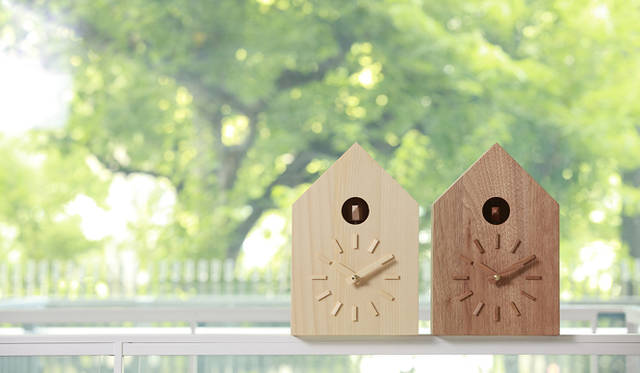 「鳩時計」トドマツ（左）、クルミ　各3万4650円　