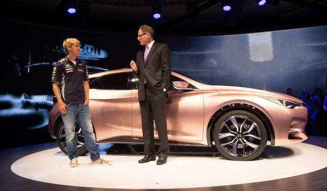 記者発表に登場したF1チャンピオンのセバスチャン ベッテル氏とヨハン ダ ネイシン社長