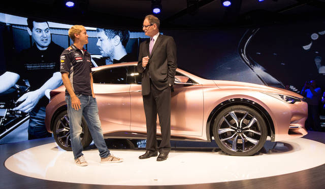 記者発表に登場したF1チャンピオンのセバスチャン ベッテル氏とヨハン ダ ネイシン社長