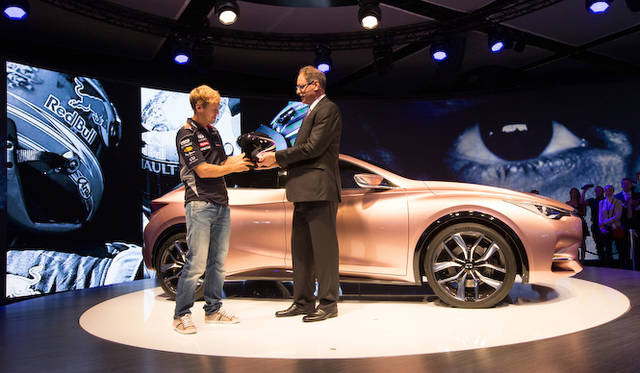 ダ ネイシン社長からベッテル氏に特別なヘルメットが贈呈された。これは、彼が開発初期から関わる初のインフィニティモデルである、将来のプレミアムコンパクトモデル プロトタイプの開発テストで使われる予定だという