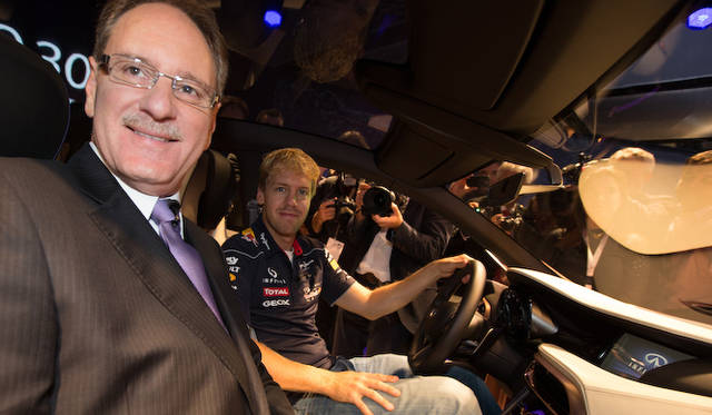 記者発表に登場したF1チャンピオンのセバスチャン ベッテル氏とヨハン ダ ネイシン社長