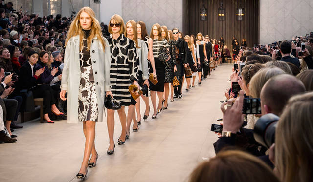 <strong>BURBERRY PRORSUM｜バーバリー プローサム</strong>　「iPhone5S」を使ったあらたな試みも！2014SSコレクションショーをライブストリーミング