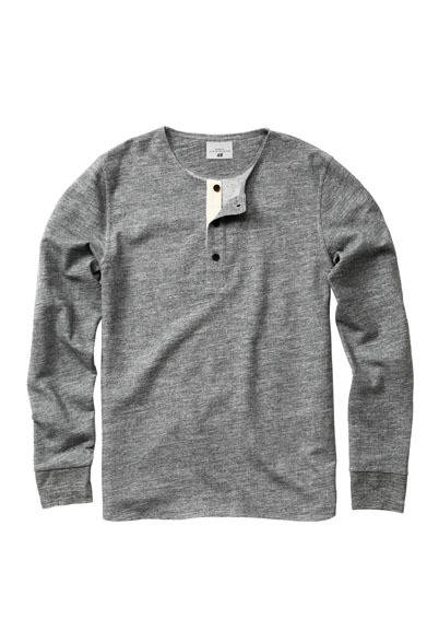 <strong>H&M｜エイチ・アンド・エム</strong>　「H&M MAURITZ ARCHIVE COLLECTION」　コットンとメリノウールブレンドのヘンリーネックシャツ。下着としても活用できる。5490円