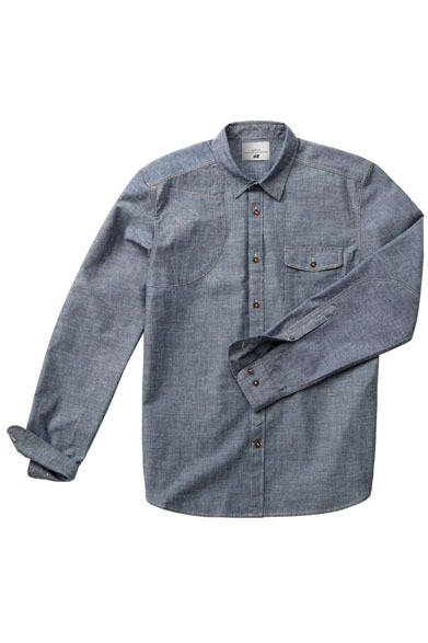 <strong>H&M｜エイチ・アンド・エム</strong>　「H&M MAURITZ ARCHIVE COLLECTION」　左胸にパッチのついたシャンブレーシャツ。素材と色ちがいでバッファロー・チェックのネルシャツもあり。3490円