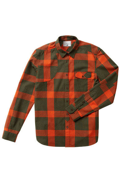 <strong>H&M｜エイチ・アンド・エム</strong>　「H&M MAURITZ ARCHIVE COLLECTION」　アウトドアでよく使用されるバッファロー・チェック柄を、このコレクションではカーキとオレンジで製作。胸には猟銃パッチ付き。3490円