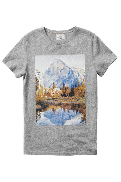 <strong>H&M｜エイチ・アンド・エム</strong>　「H&M MAURITZ ARCHIVE COLLECTION」　Mauritz Widforssの息子、Gunnar Widforss氏はアメリカで活躍した画家だったという。主に山脈や景色を描いていて、今回は彼の絵画をTシャツに使用。厚手のコットン地Tシャツ。1490円