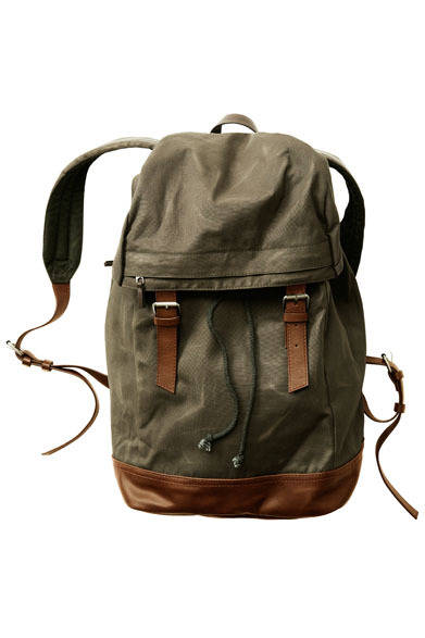 <strong>H&M｜エイチ・アンド・エム</strong>　「H&M MAURITZ ARCHIVE COLLECTION」　オイルドクロスを使用したリュックサック。6490円